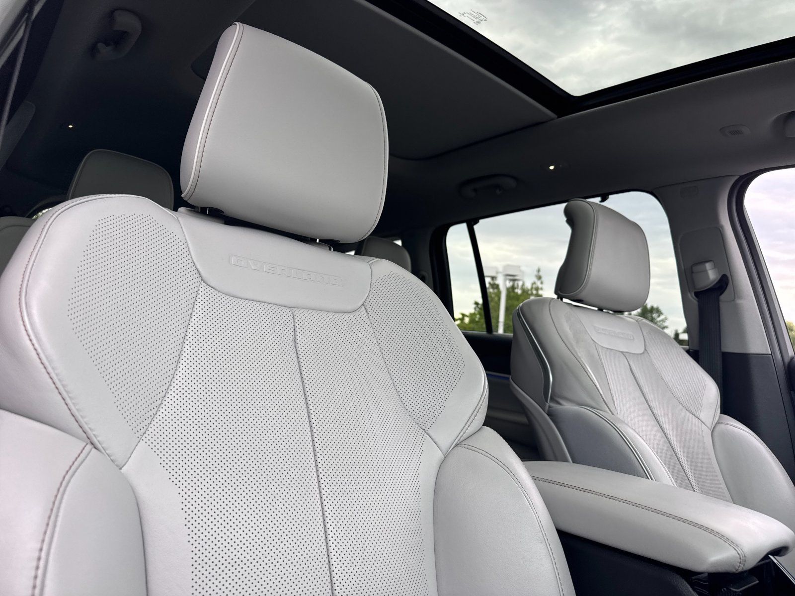 2021 Jeep Grand Cherokee L Overland — full photo 18 of 30