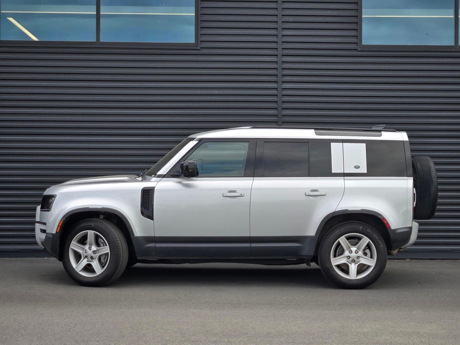 2020 Land Rover Defender 110 SE — full photo 3 of 45