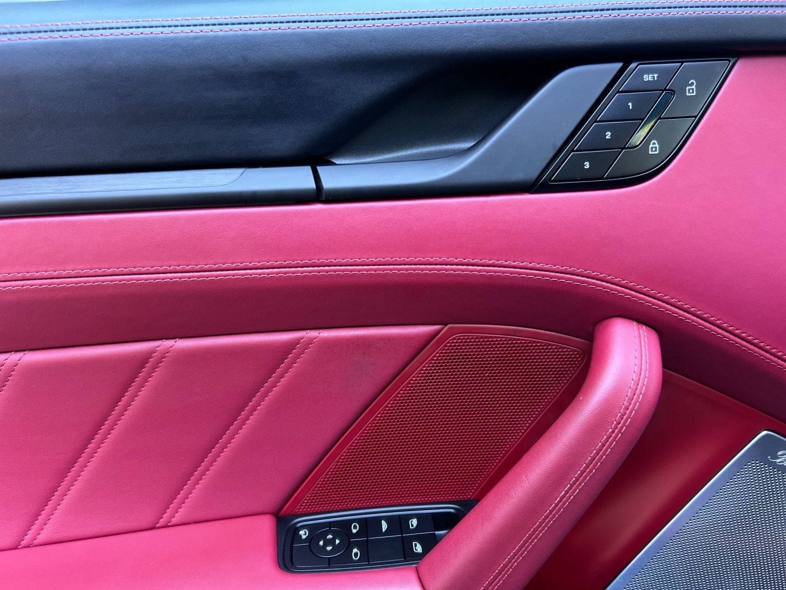 2025 Porsche 911 Carrera 4 GTS — foto completa 14 de 30