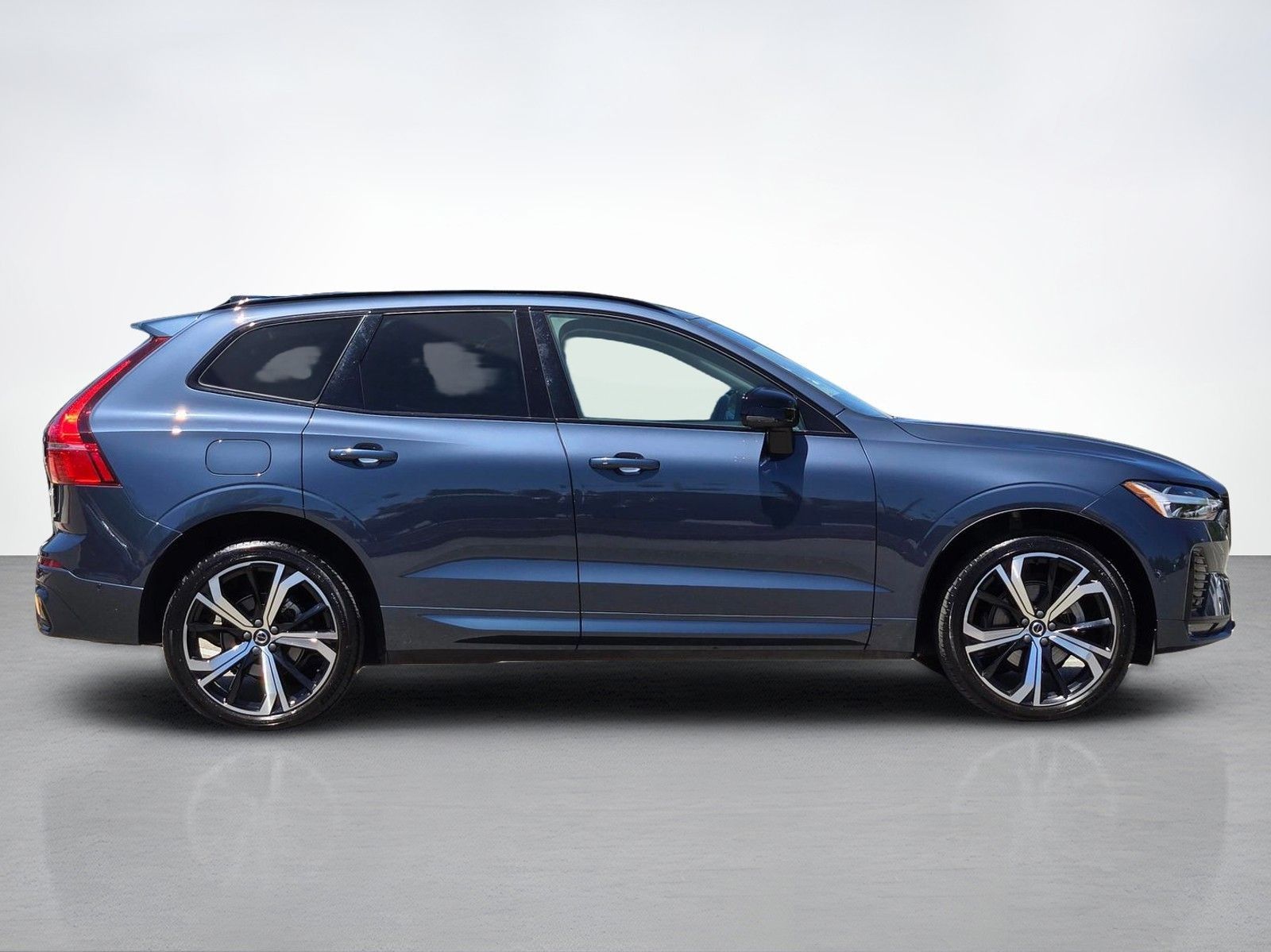 2023 Volvo XC60 B5 Ultimate Dark Theme — foto completa 7 de 45