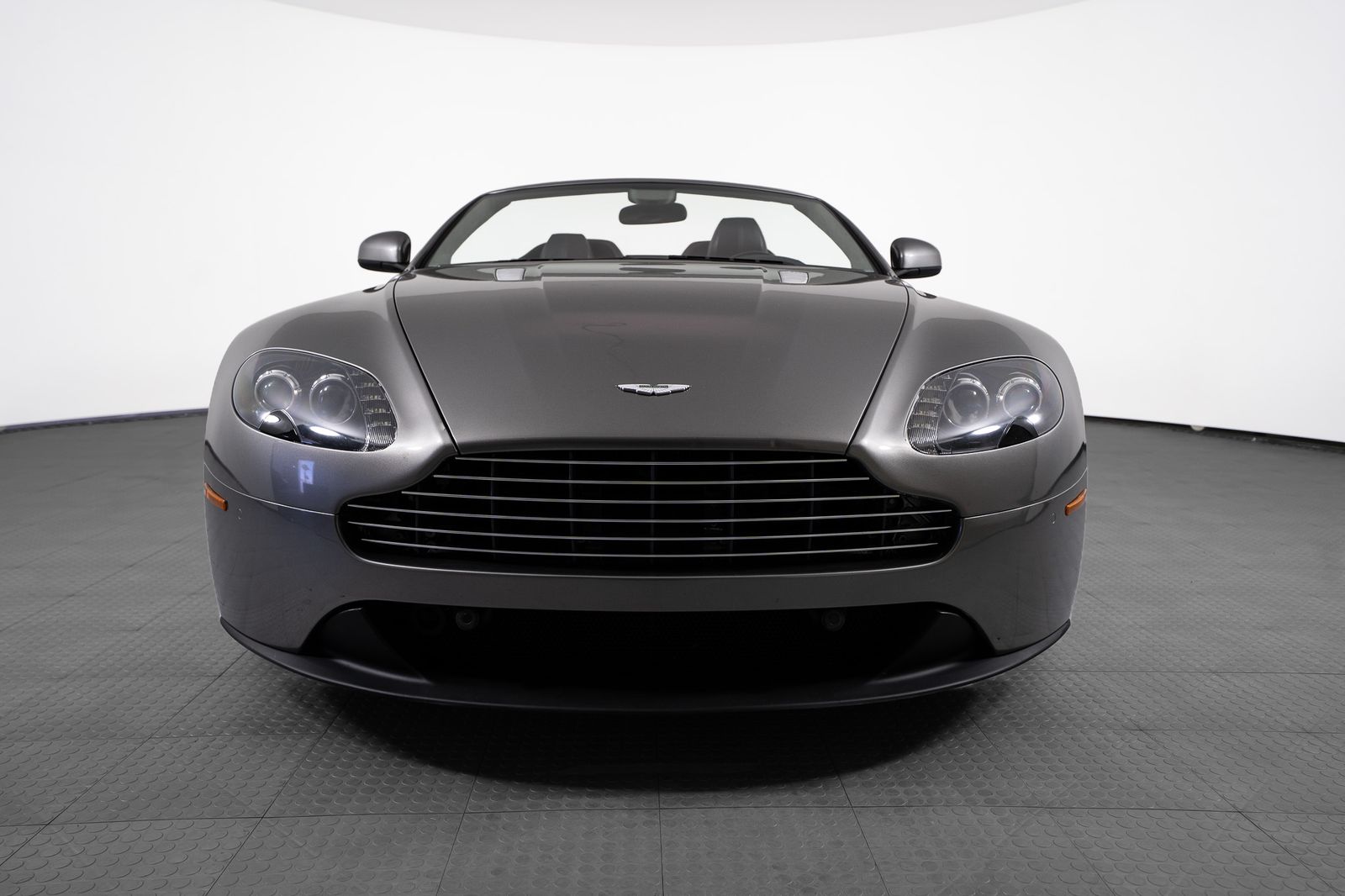 2012 Aston Martin V8 Vantage — foto completa 8 de 50