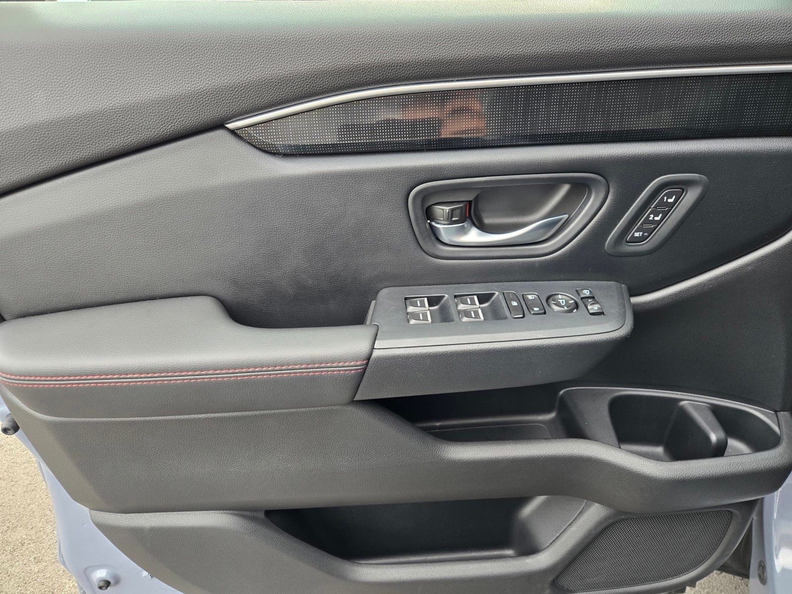 2025 Honda Pilot Black Edition — full photo 18 of 28