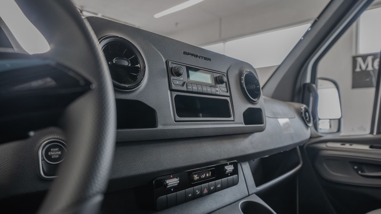 2025 Mercedes-Benz Sprinter 2500 Cargo 144 WB — foto completa 33 de 35