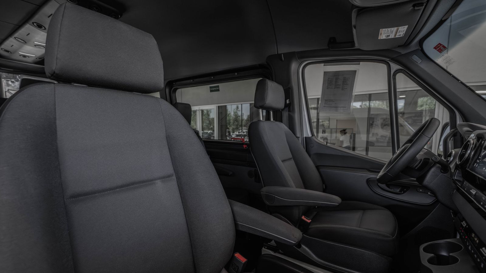 2025 Mercedes-Benz Sprinter 2500 Passenger 170 WB — foto completa 32 de 35