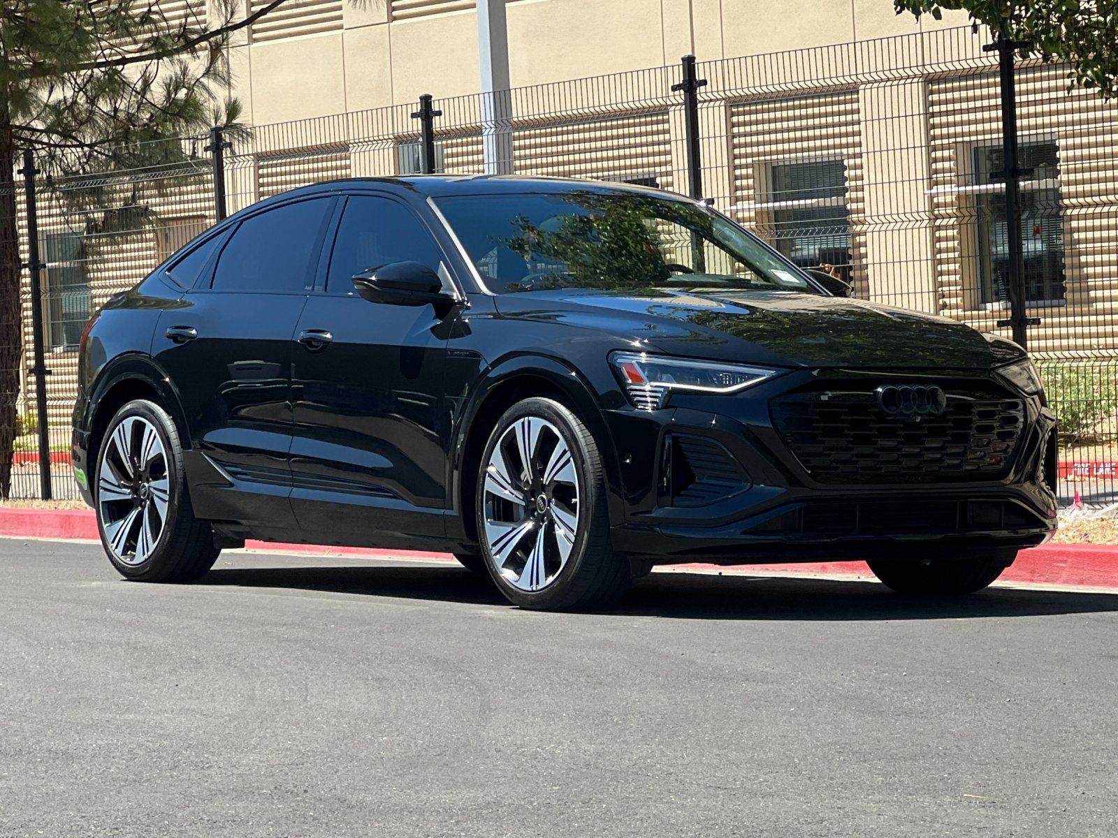 2024 Audi Q8 Sportback e-tron Prestige — foto completa 7 de 28