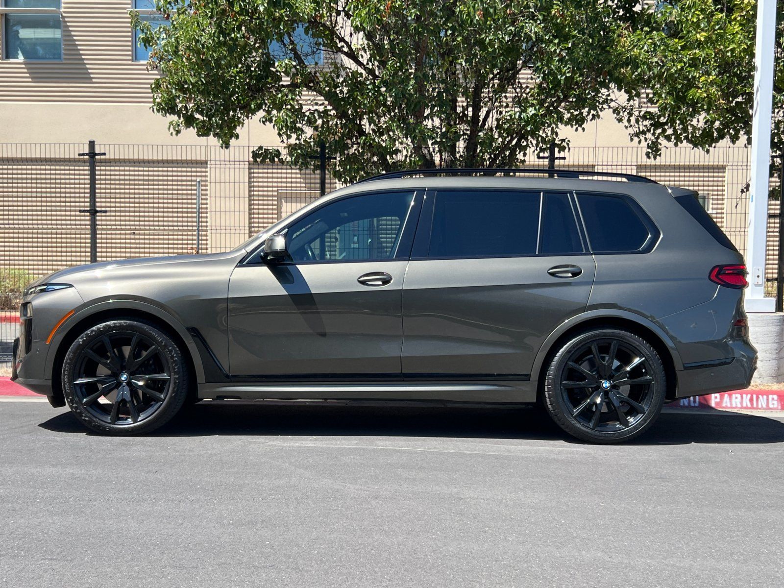 2023 BMW X7 xDrive40i — full photo 3 of 30