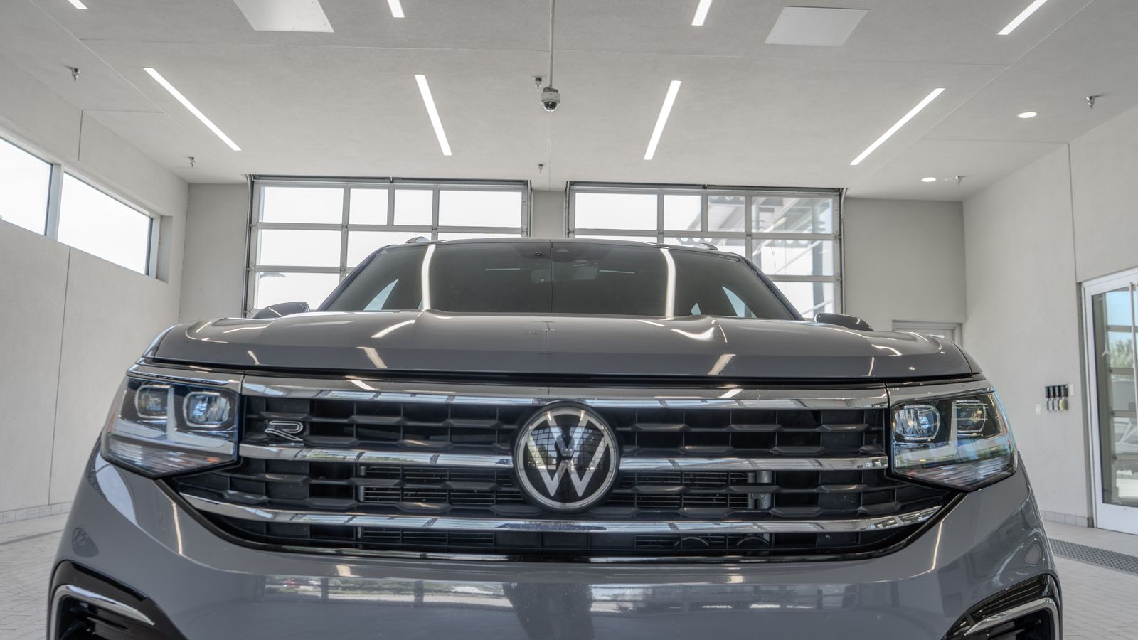 2022 Volkswagen Atlas Cross Sport 3.6L V6 SEL R-Line — foto completa 23 de 34