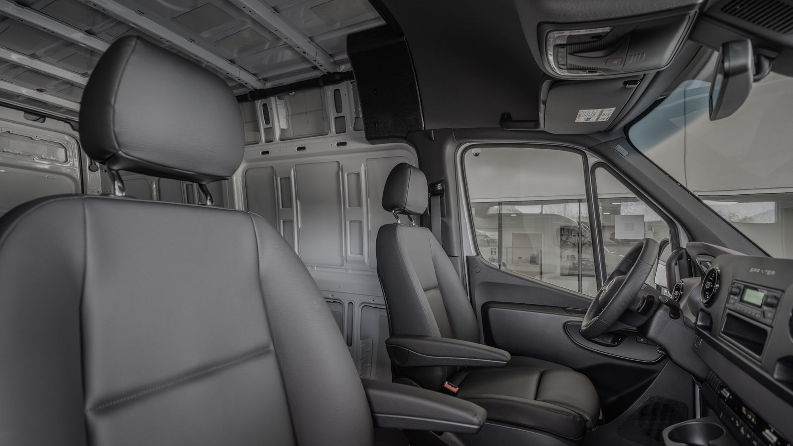 2025 Mercedes-Benz Sprinter 2500 Cargo 144 WB — foto completa 32 de 35