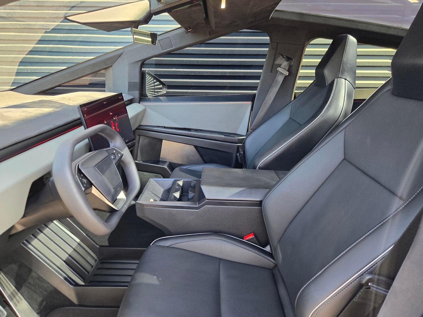 2024 Tesla Cybertruck Cyberbeast — foto completa 26 de 45