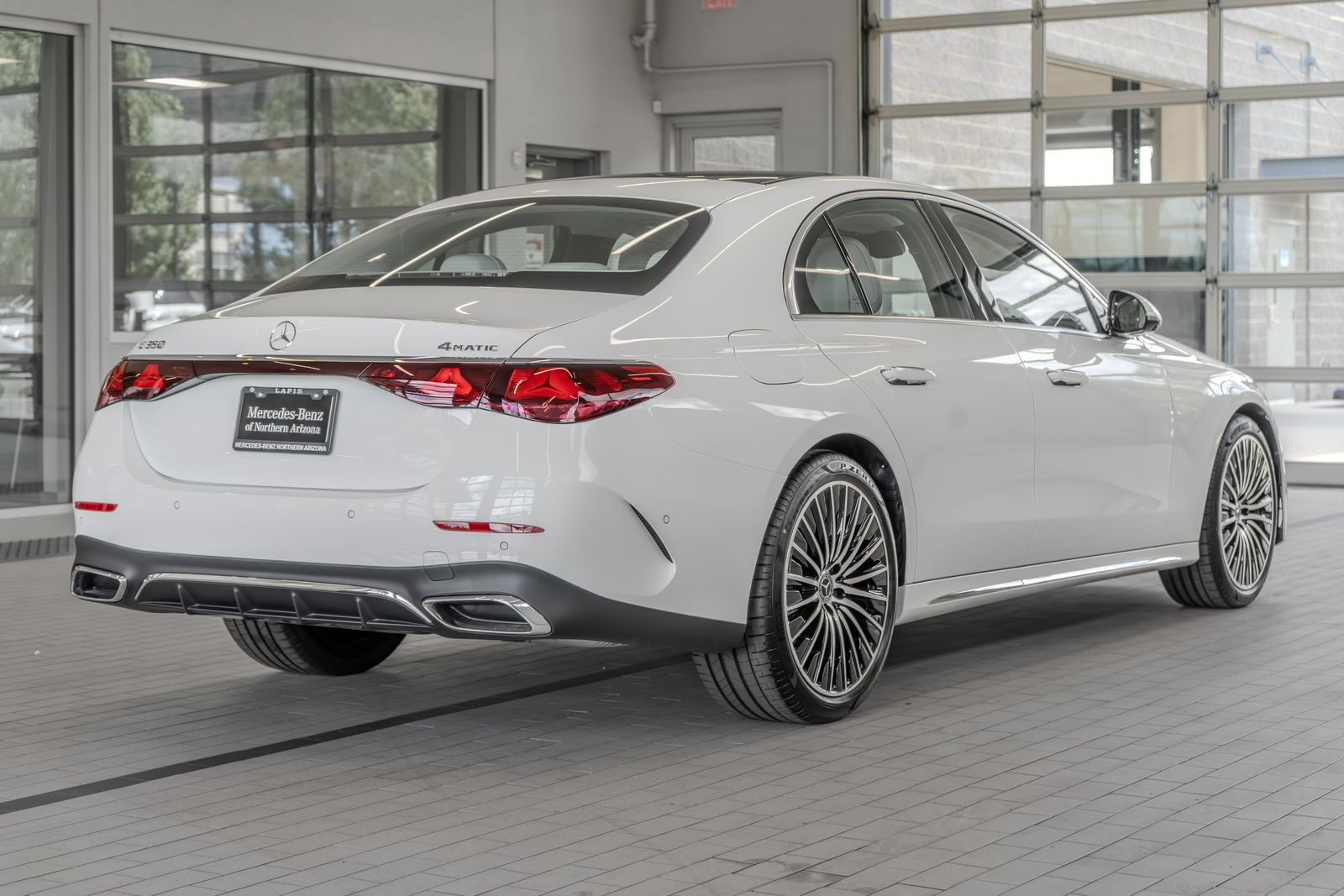 2026 Mercedes-Benz E-Class E 350 — foto completa 29 de 36