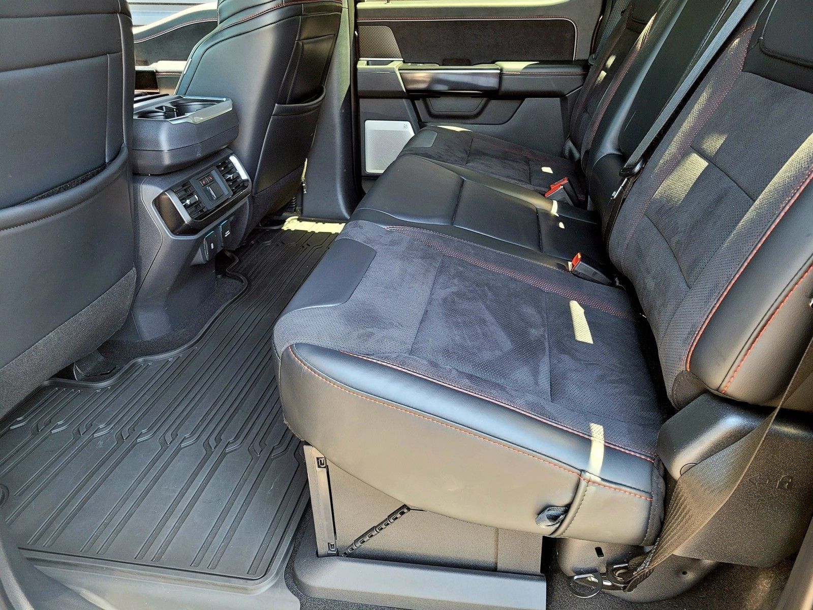 2024 Ford F-150 Raptor — foto completa 14 de 46