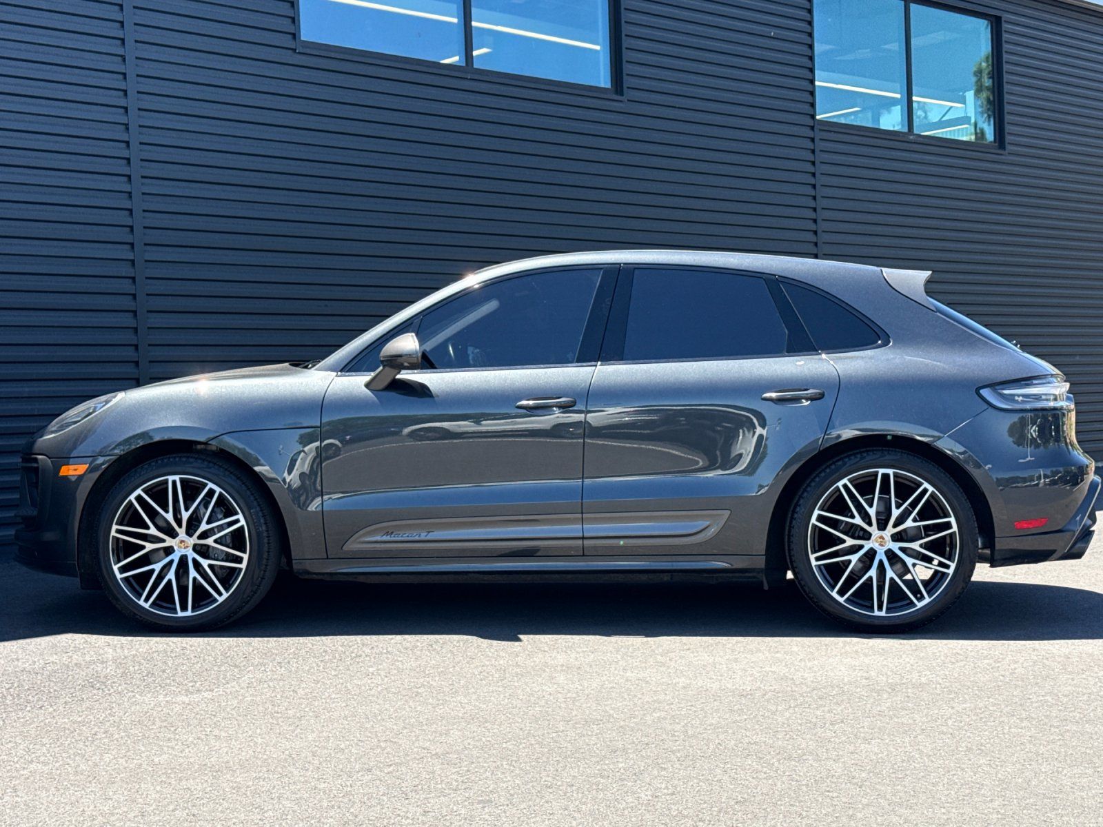 2023 Porsche Macan T — full photo 2 of 28