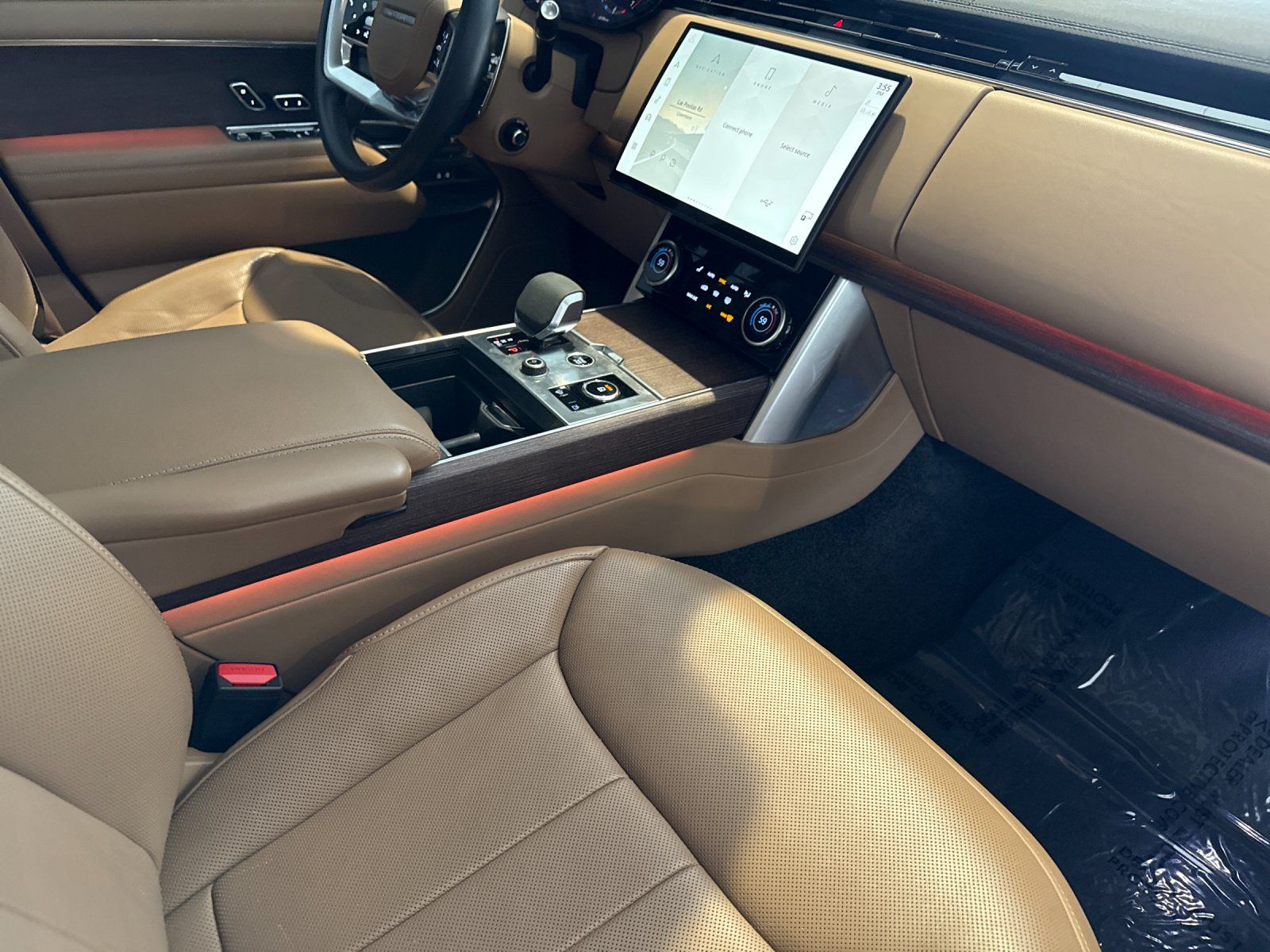 2023 Land Rover Range Rover SE — full photo 15 of 29