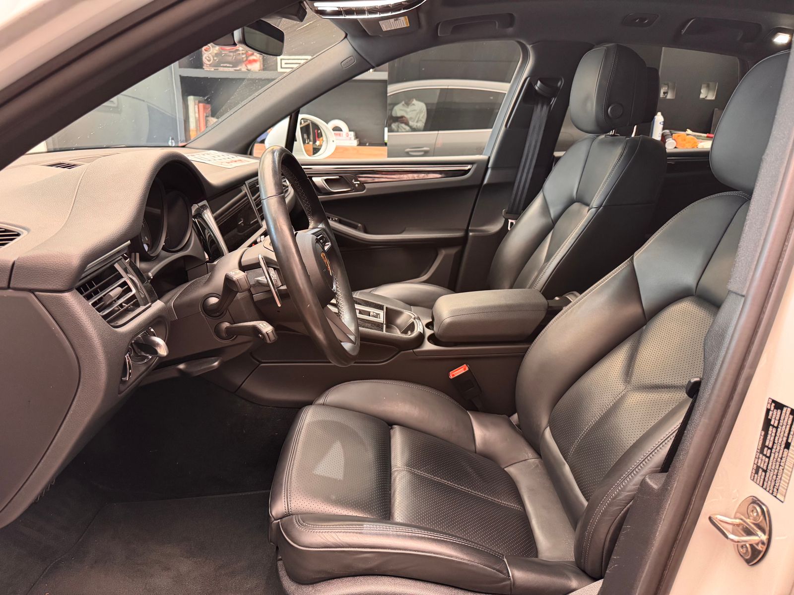 2023 Porsche Macan S — full photo 6 of 10