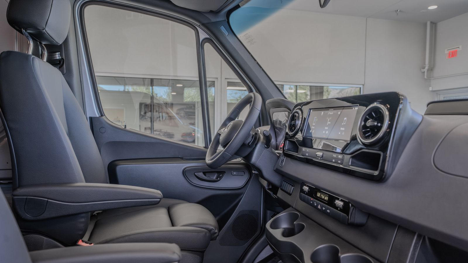 2025 Mercedes-Benz Sprinter 2500 Cargo 170 WB — foto completa 18 de 36