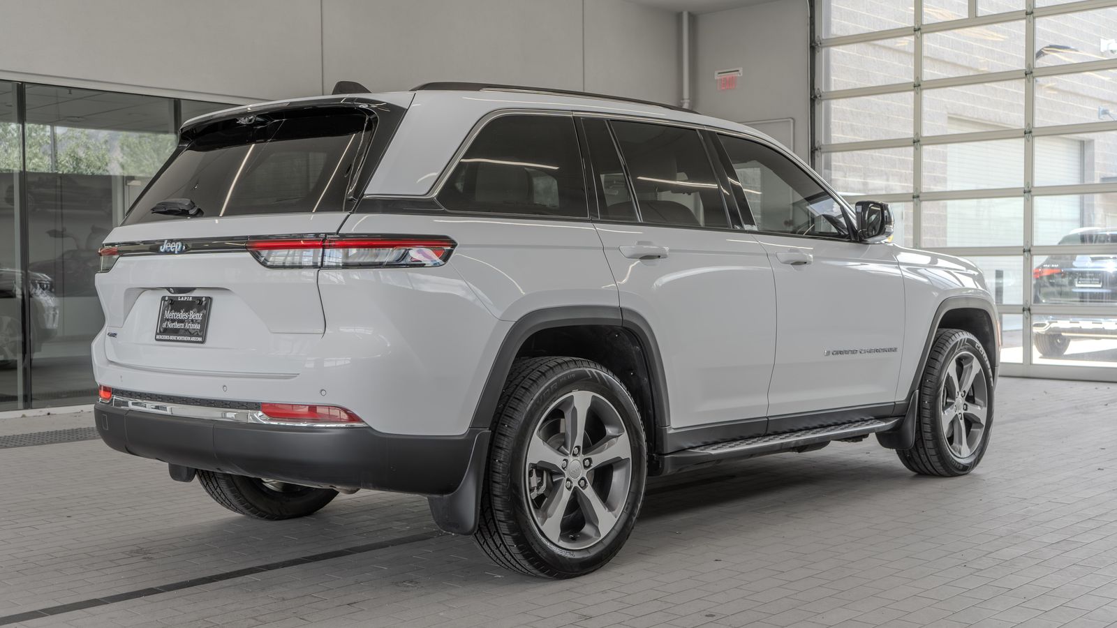 2023 Jeep Grand Cherokee 4xe — foto completa 28 de 34