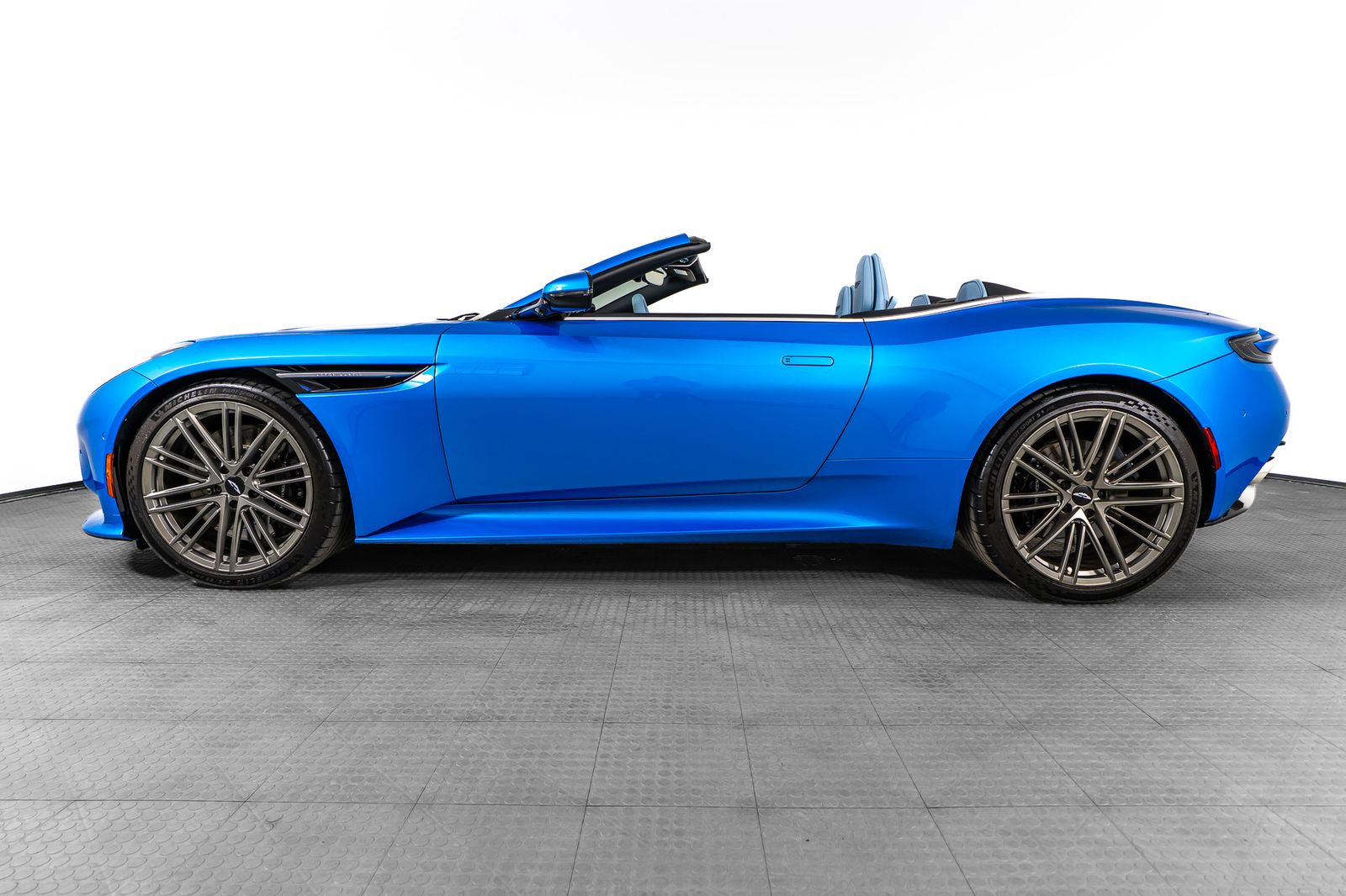 2024 Aston Martin DB12 Volante — foto completa 54 de 55