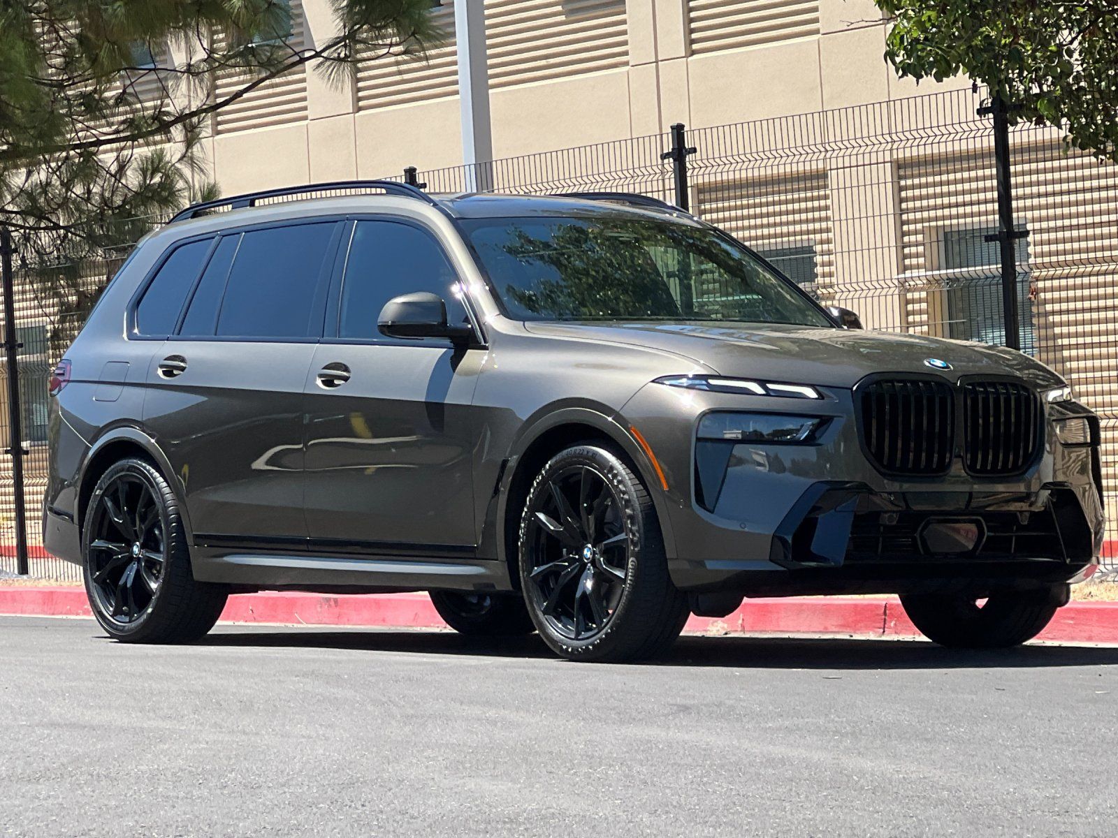 2023 BMW X7 xDrive40i — full photo 8 of 30