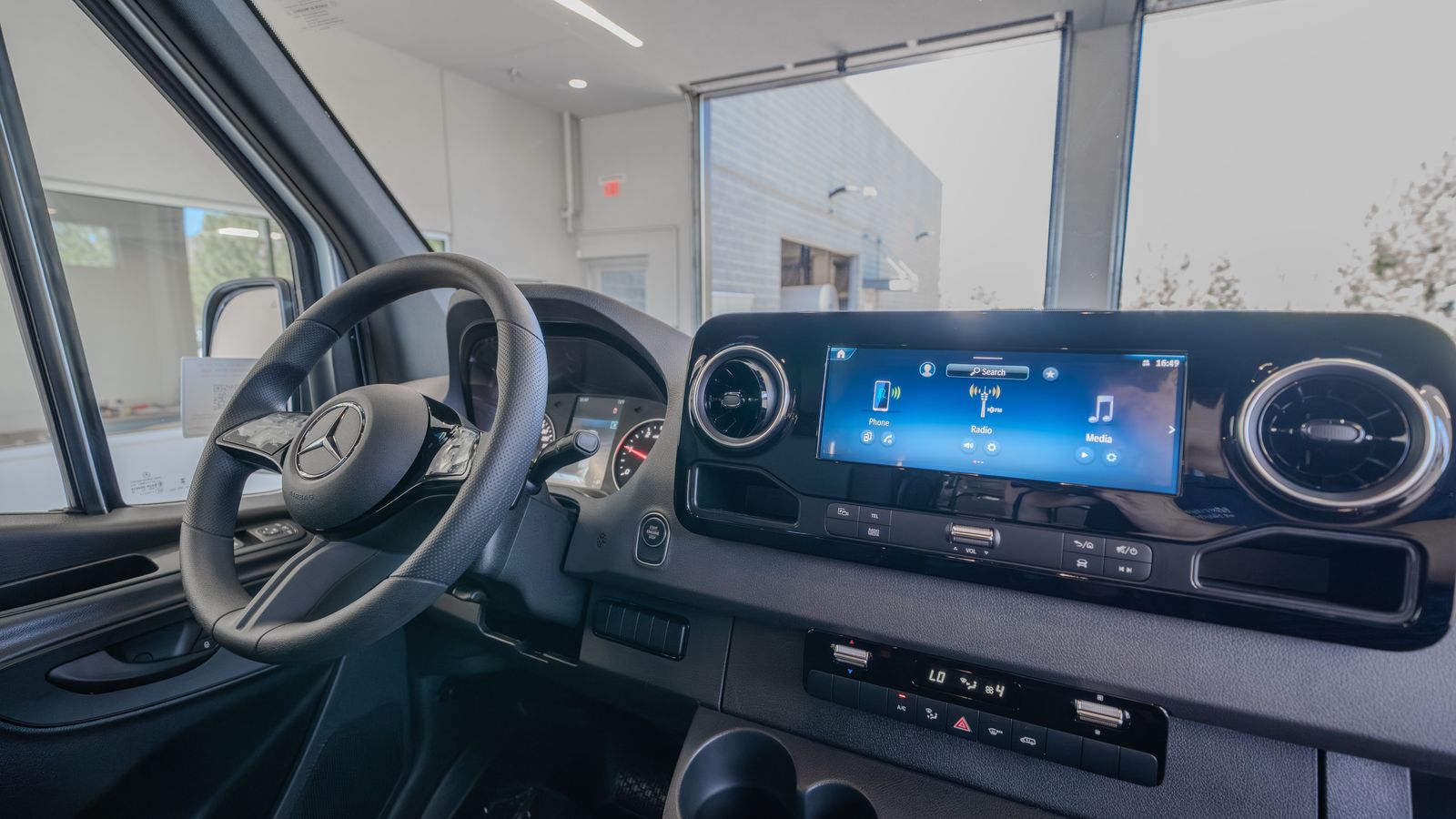 2025 Mercedes-Benz Sprinter 2500 Cargo 170 WB — foto completa 19 de 36