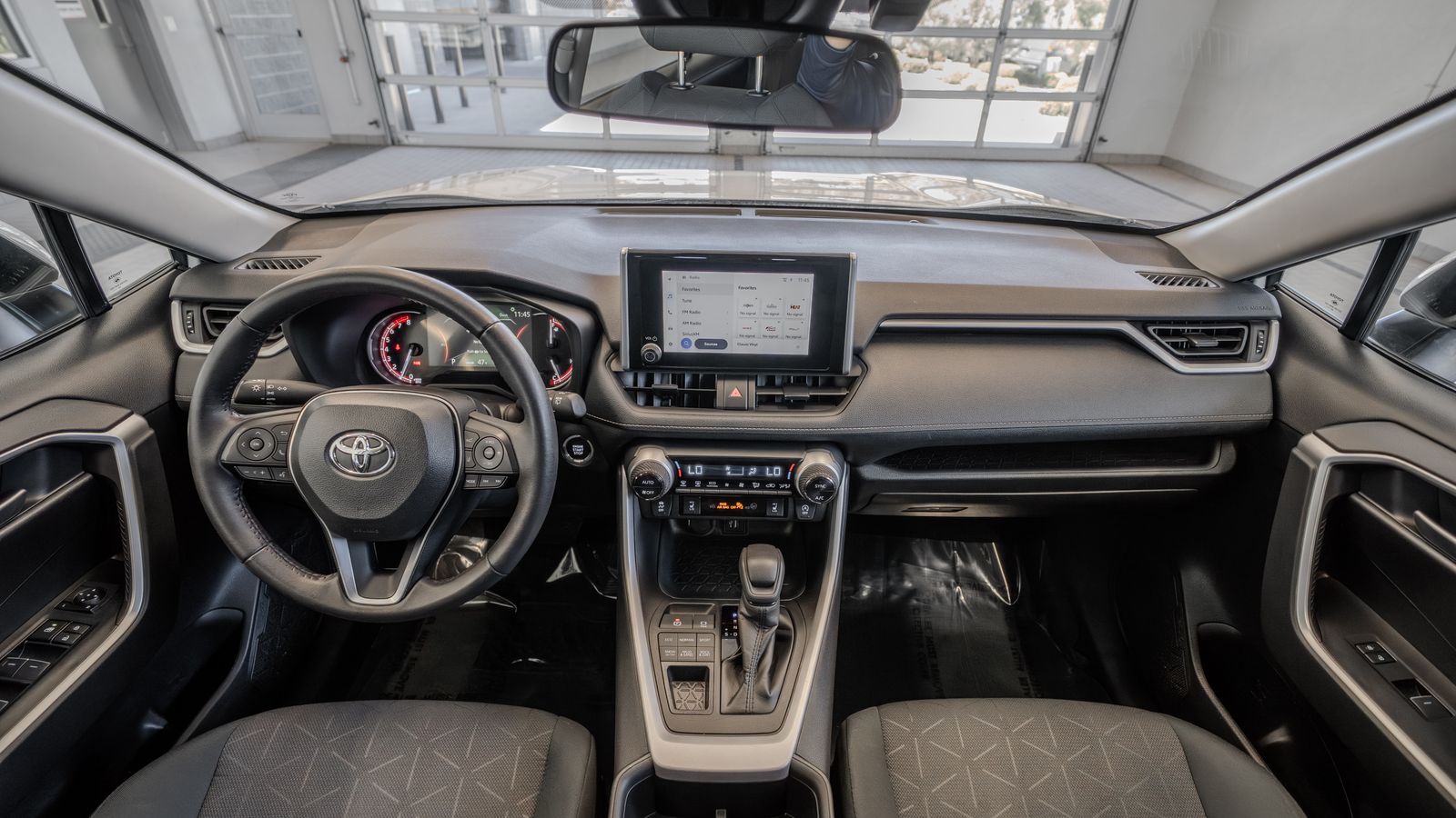 2024 Toyota RAV4 XLE — foto completa 8 de 34