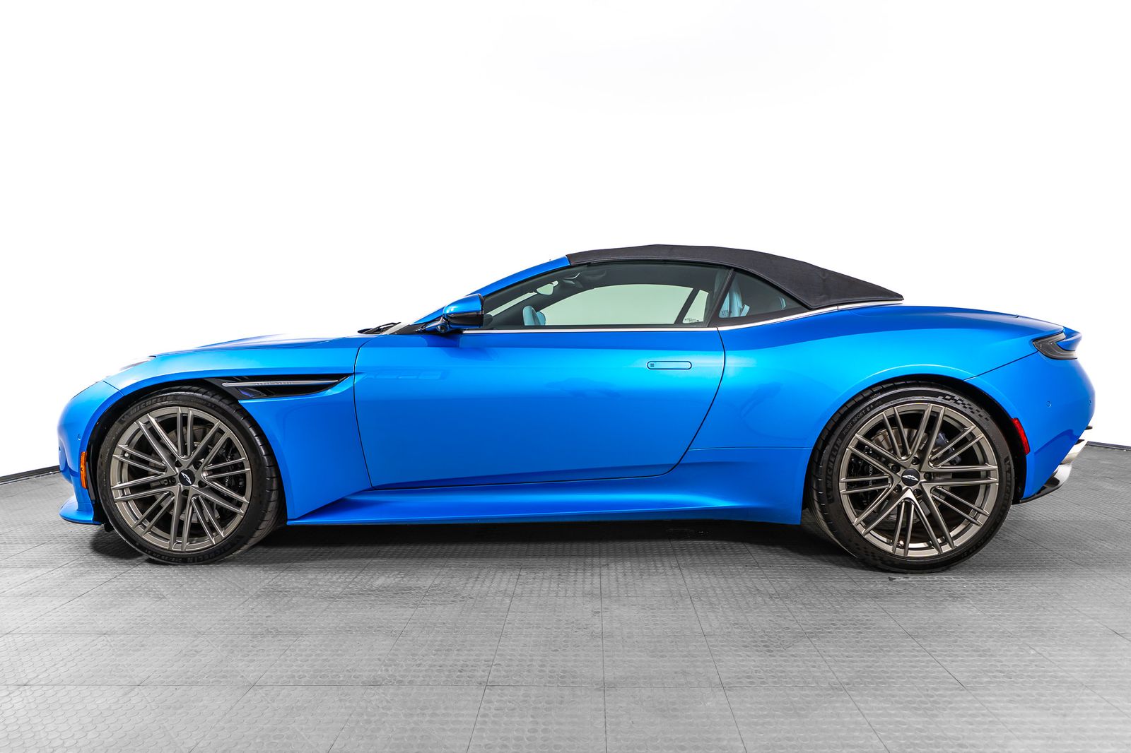 2024 Aston Martin DB12 Volante — foto completa 2 de 55