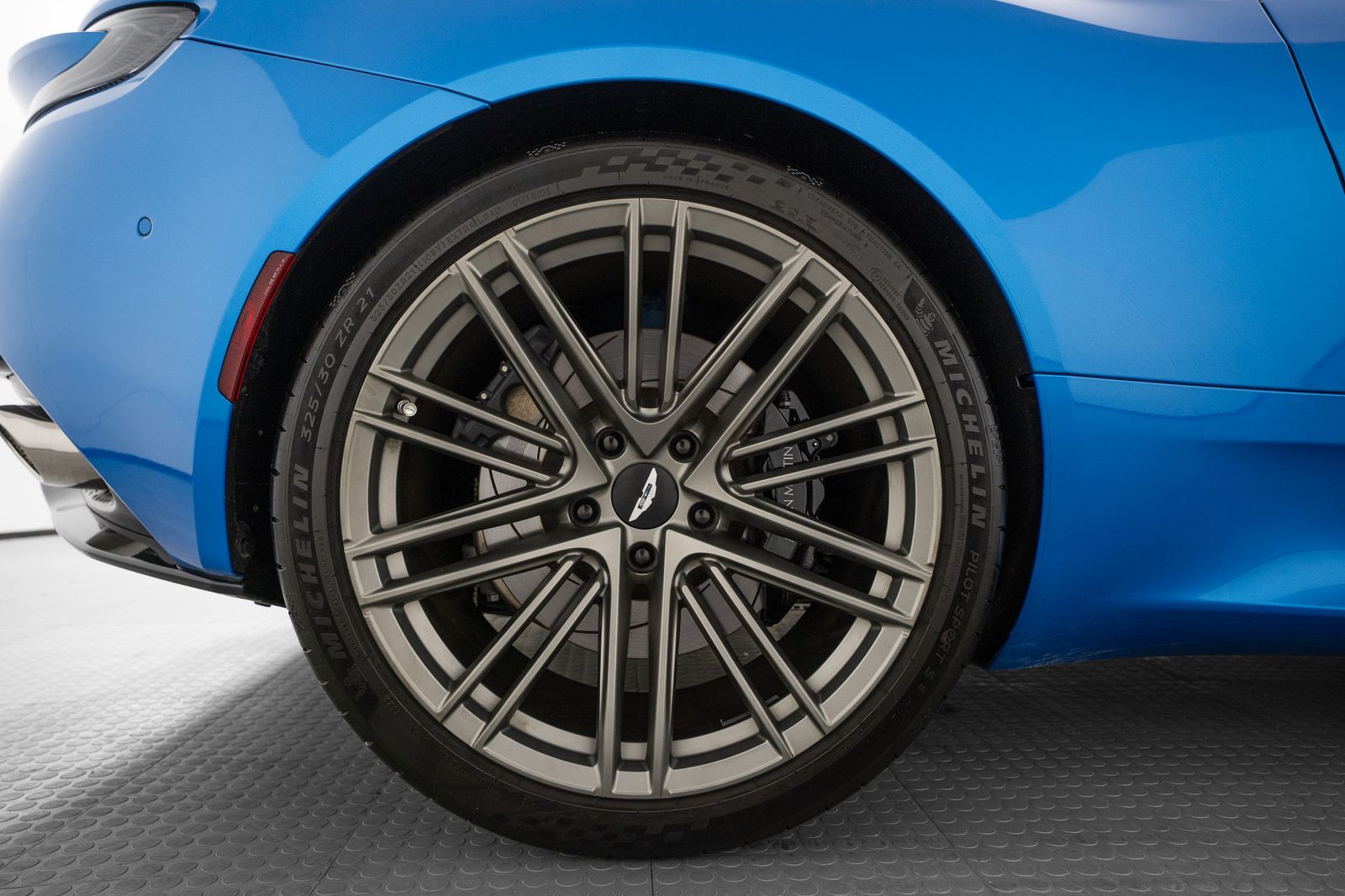 2024 Aston Martin DB12 Volante — foto completa 28 de 55
