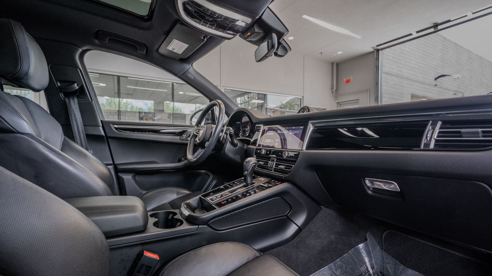 2023 Porsche Macan Base — full photo 17 of 35