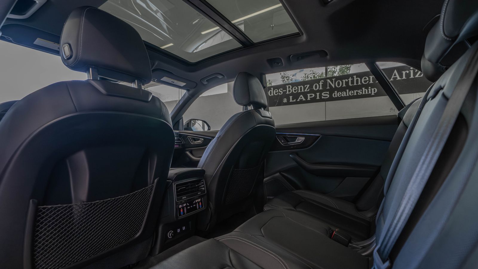 2020 Audi Q8 55 Premium Plus — foto completa 25 de 34
