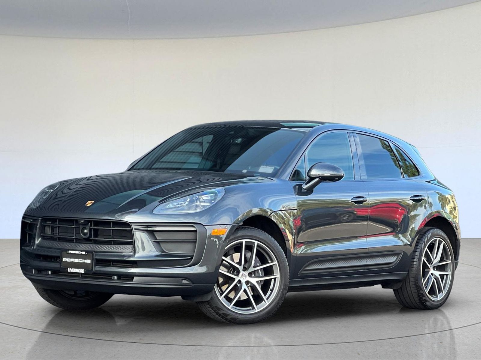 2025 Porsche Macan Base — full photo 2 of 29