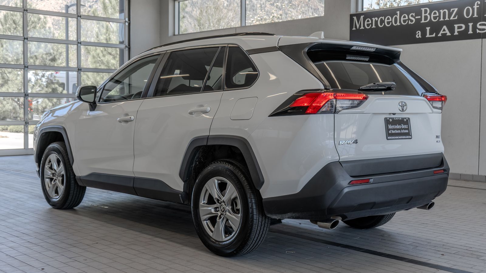 2024 Toyota RAV4 XLE — foto completa 13 de 34
