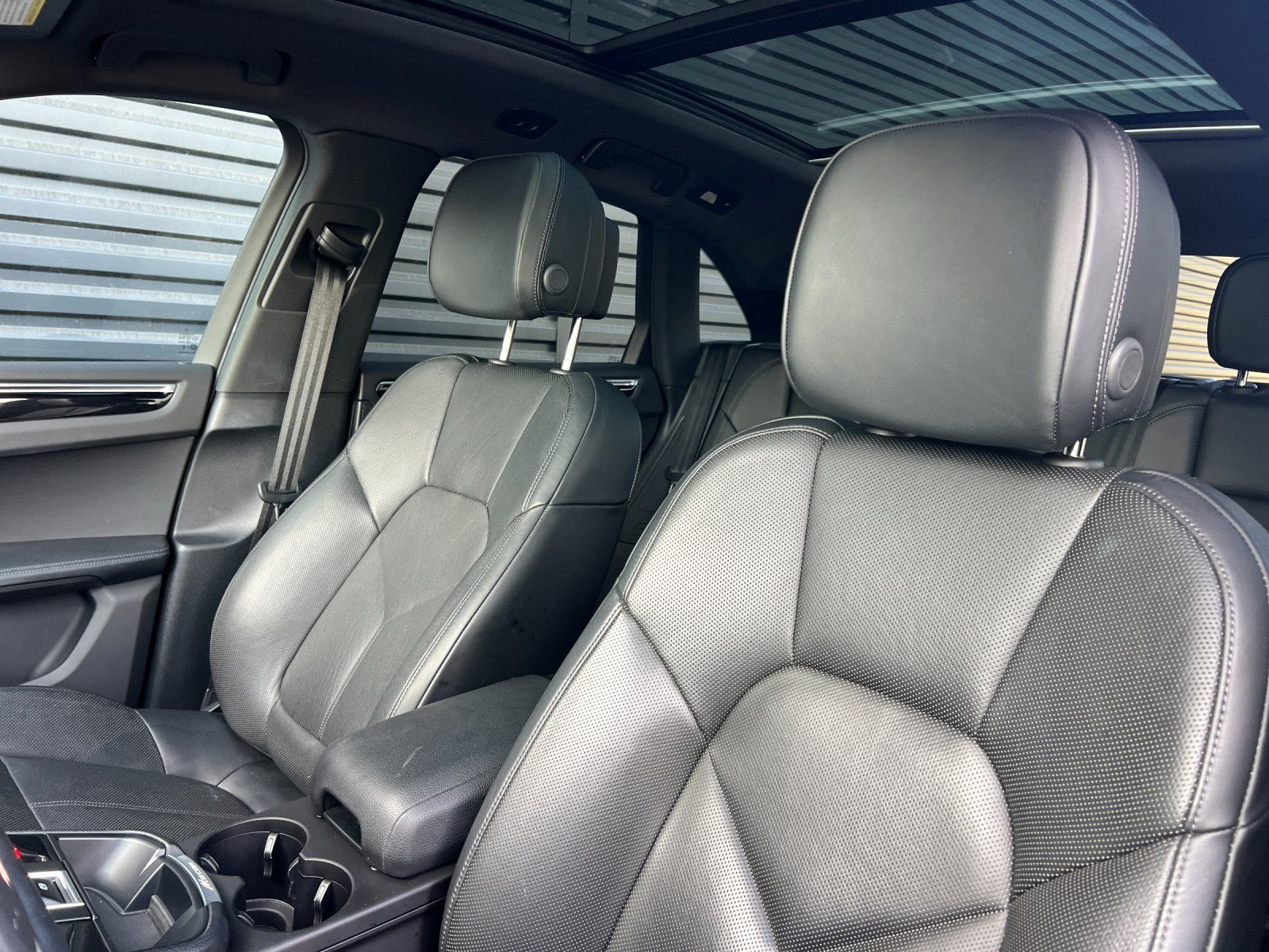 2025 Porsche Macan Base — full photo 5 of 28