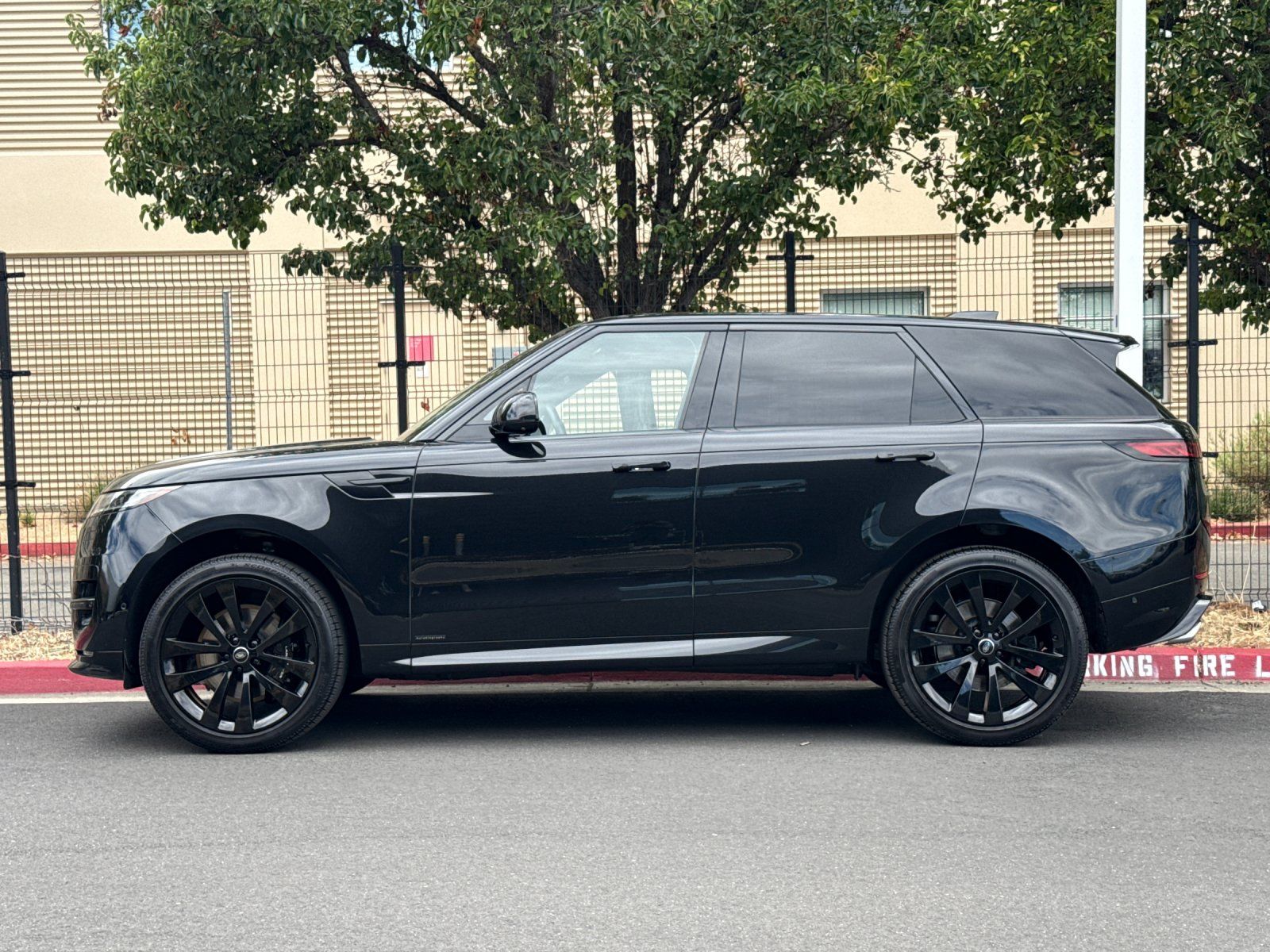 2025 Land Rover Range Rover Sport Autobiography — full photo 2 of 29