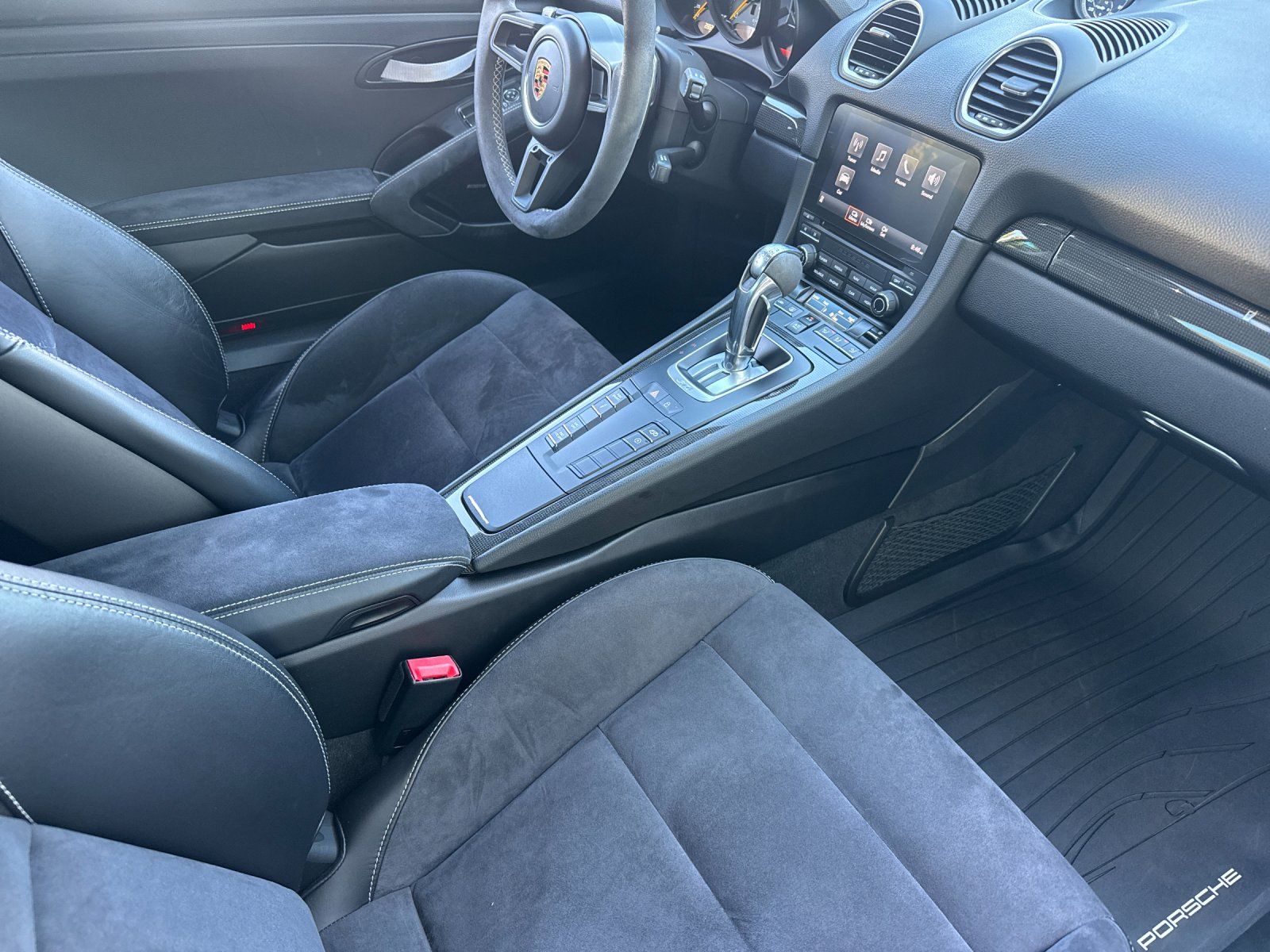 2021 Porsche 718 Cayman GT4 — full photo 14 of 26