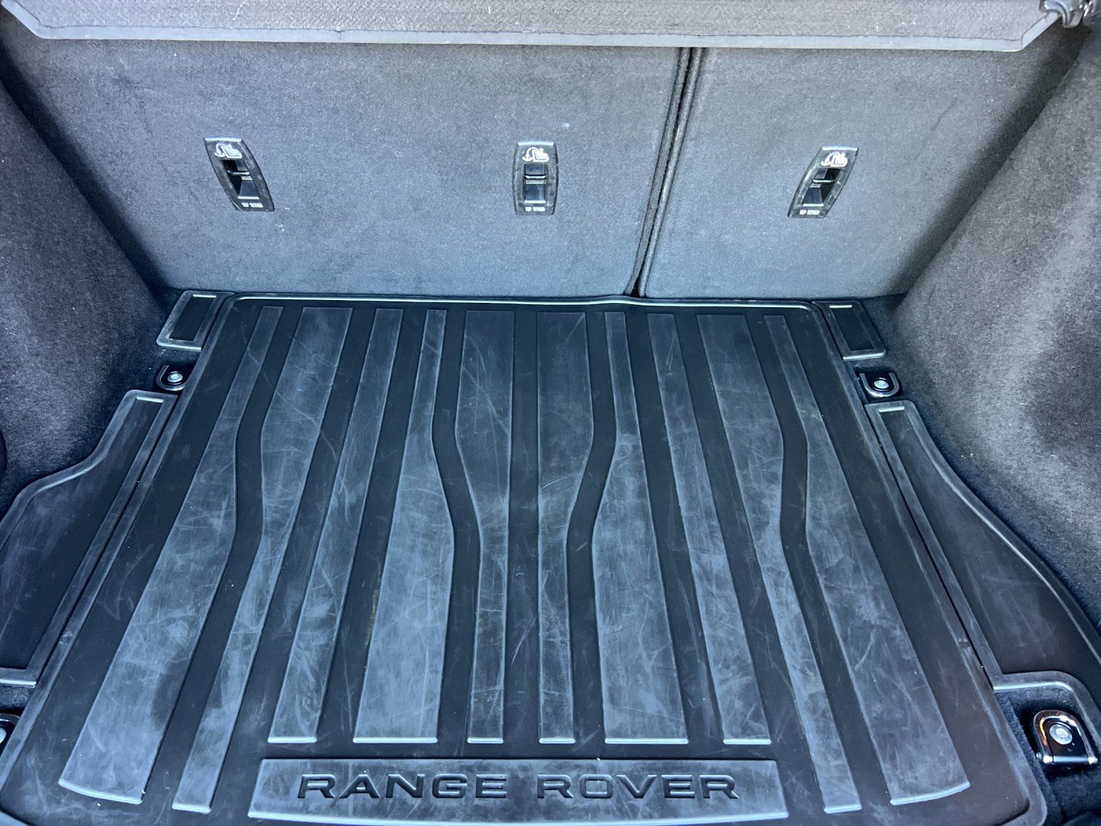 2018 Land Rover Range Rover Evoque Landmark Edition — full photo 14 of 28