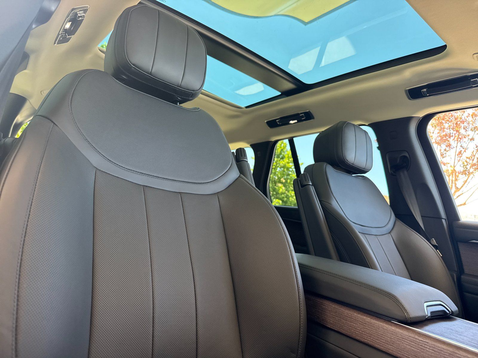2025 Land Rover Range Rover SE — full photo 17 of 30