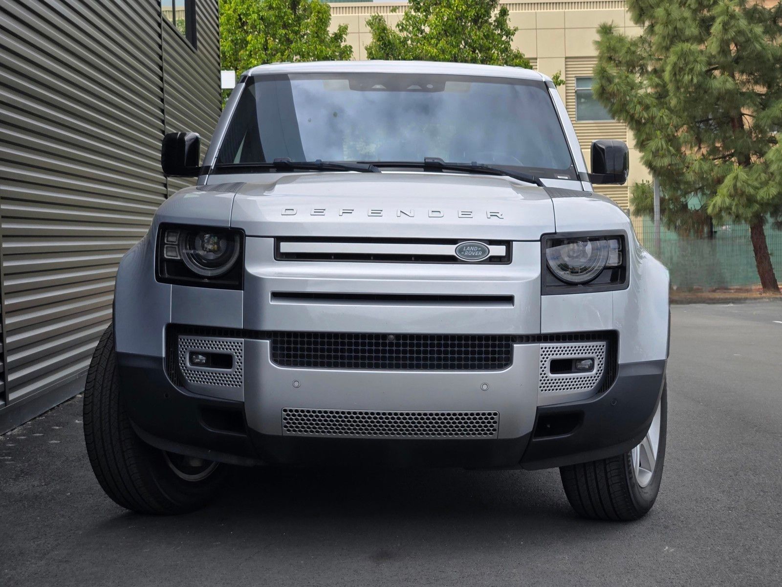2020 Land Rover Defender 110 SE — full photo 2 of 45