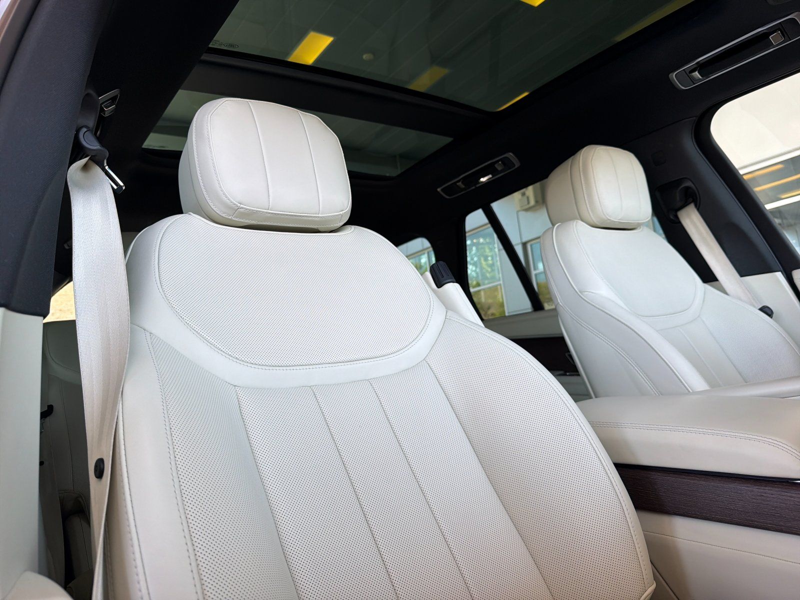2023 Land Rover Range Rover SE — full photo 15 of 28