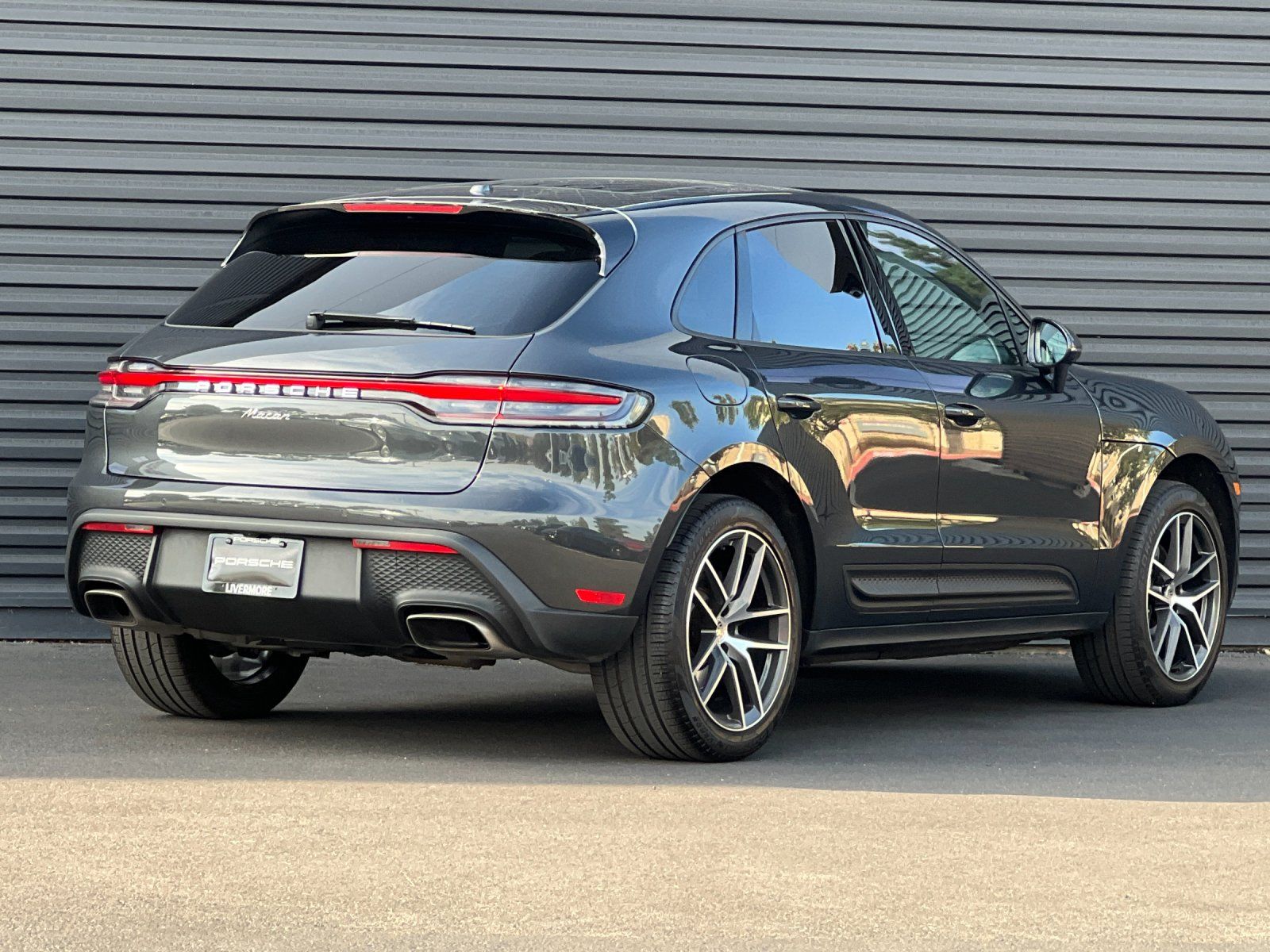 2025 Porsche Macan Base — full photo 8 of 28