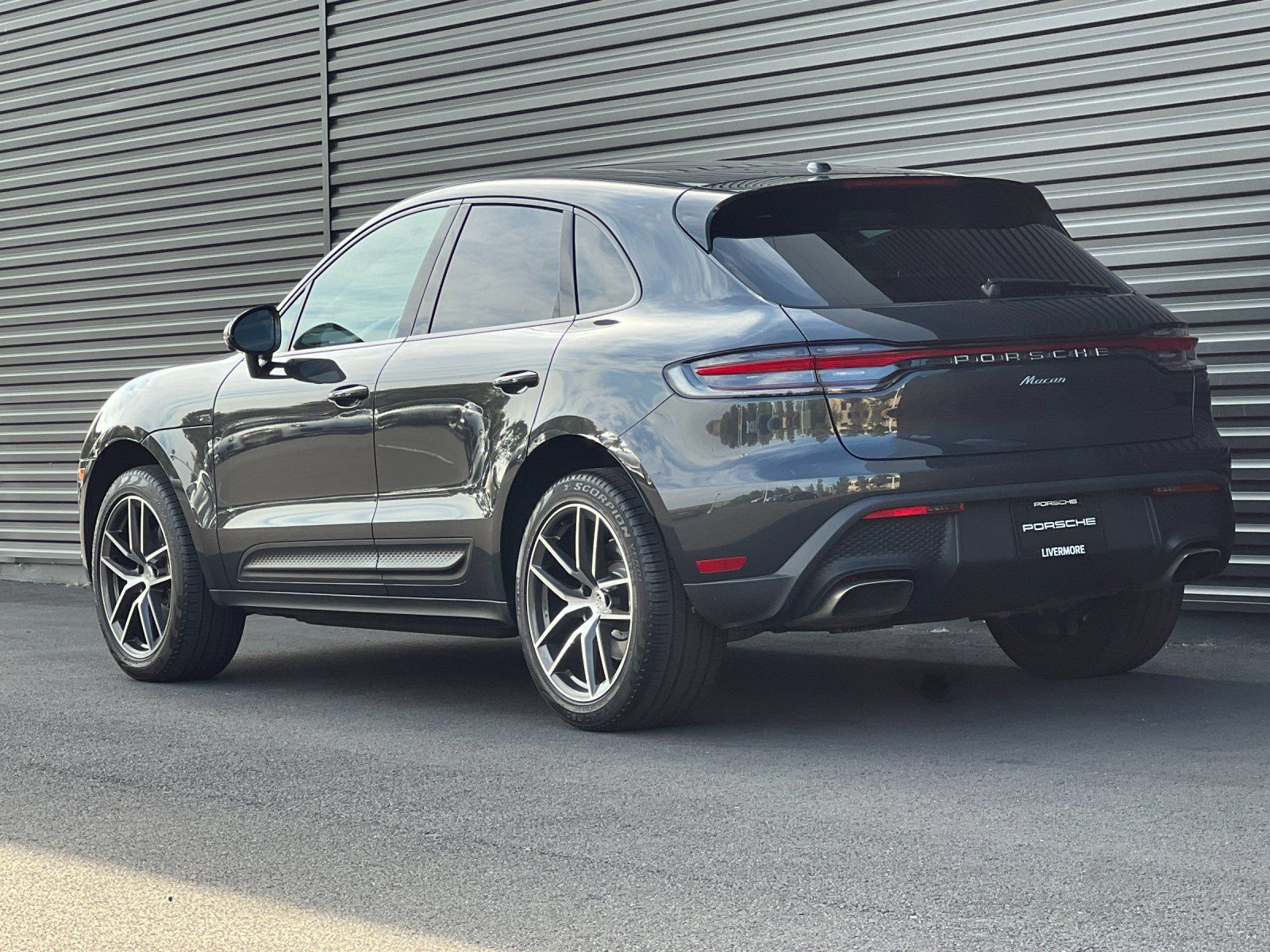 2025 Porsche Macan Base — full photo 3 of 28