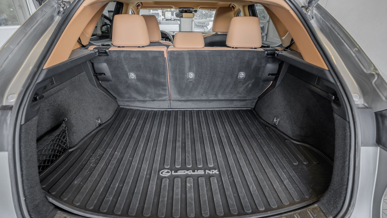 2025 Lexus NX 250 Premium — foto completa 32 de 33