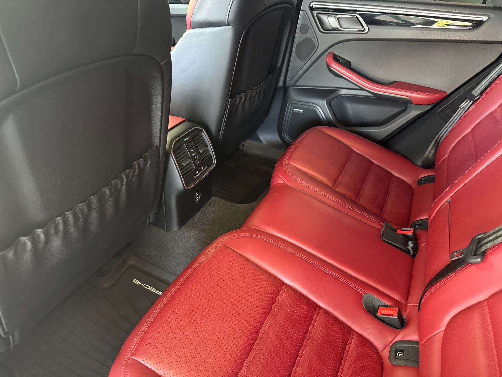 2023 Porsche Macan T — full photo 13 of 28