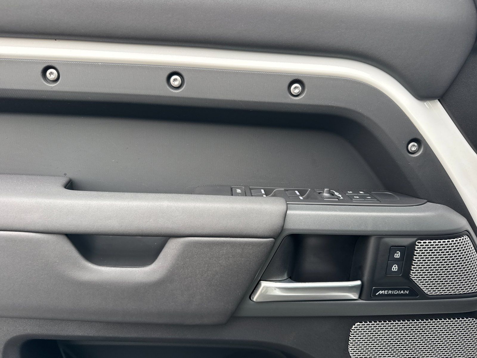 2024 Land Rover Defender 130 X-Dynamic SE — foto completa 10 de 30