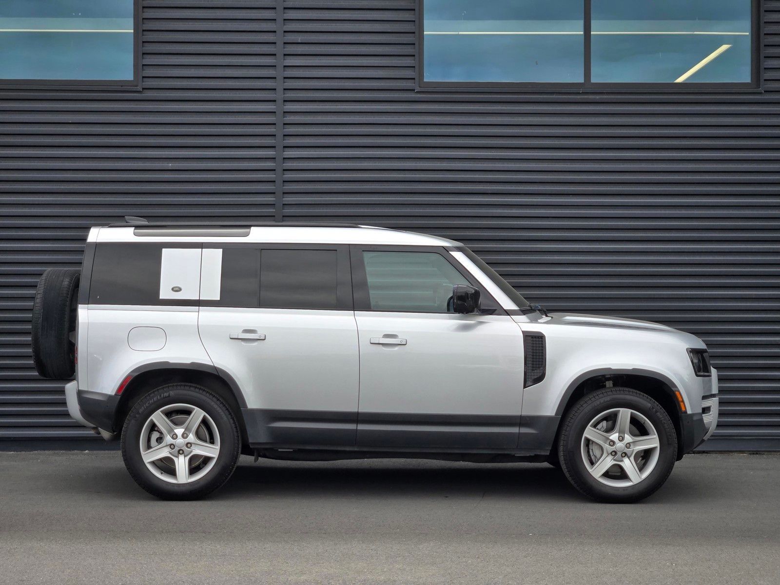 2020 Land Rover Defender 110 SE — full photo 7 of 45