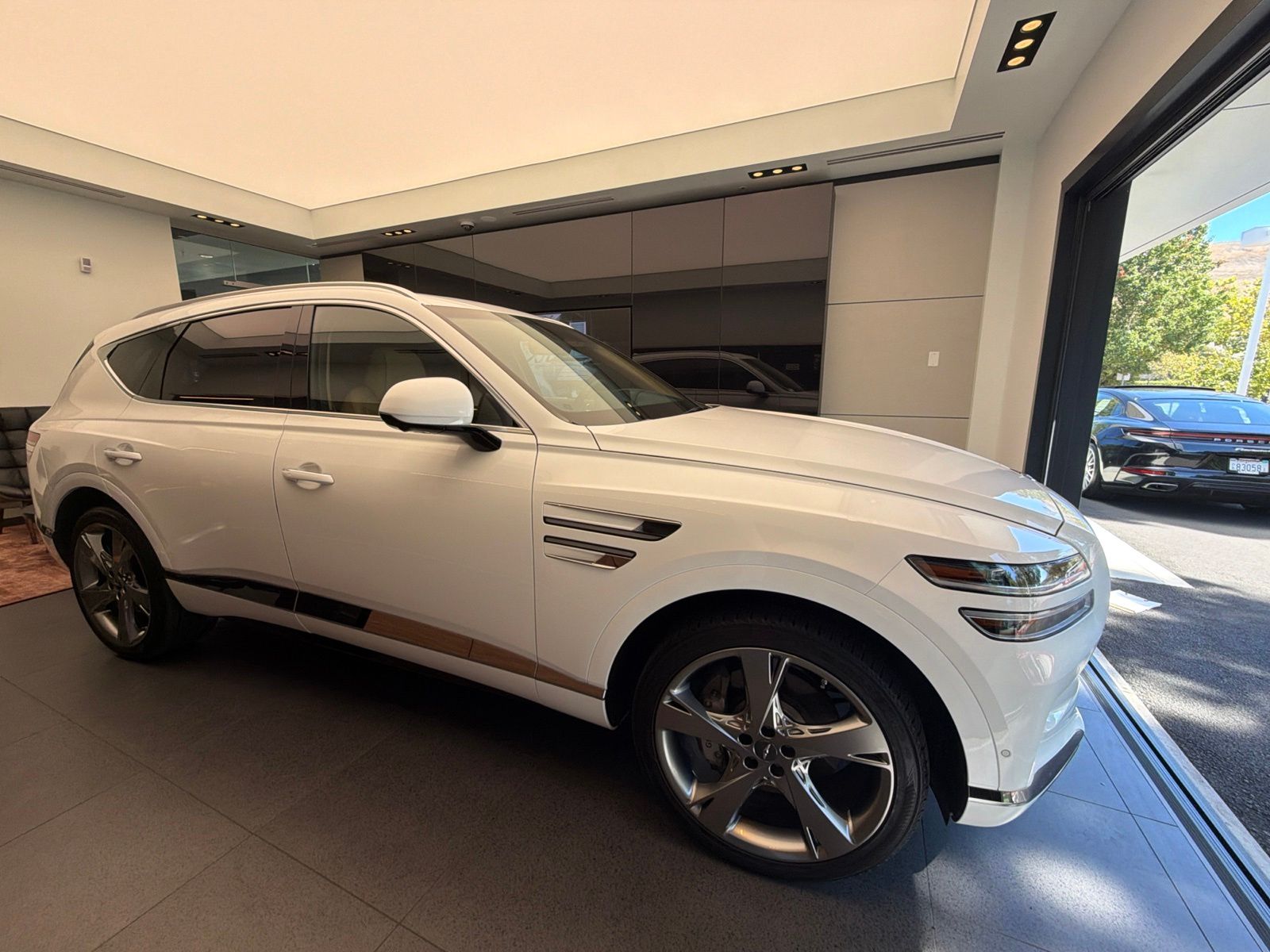 2024 Genesis GV80 2.5T — full photo 4 of 10