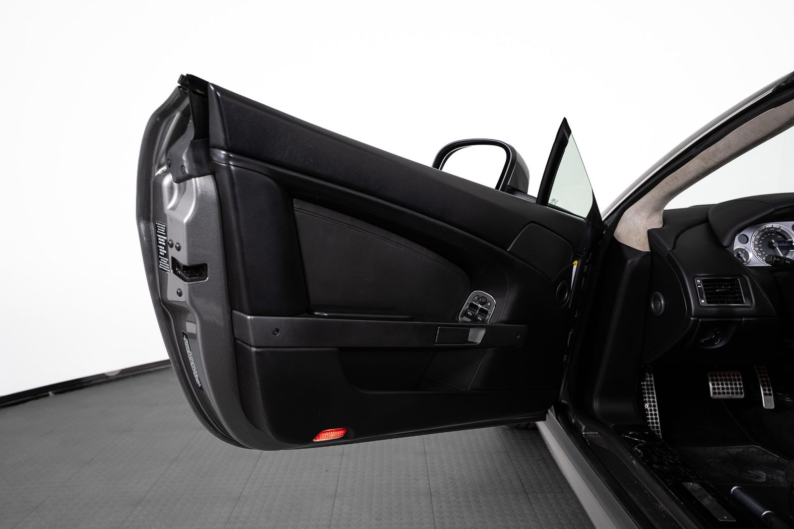 2012 Aston Martin V8 Vantage — full photo 15 of 50