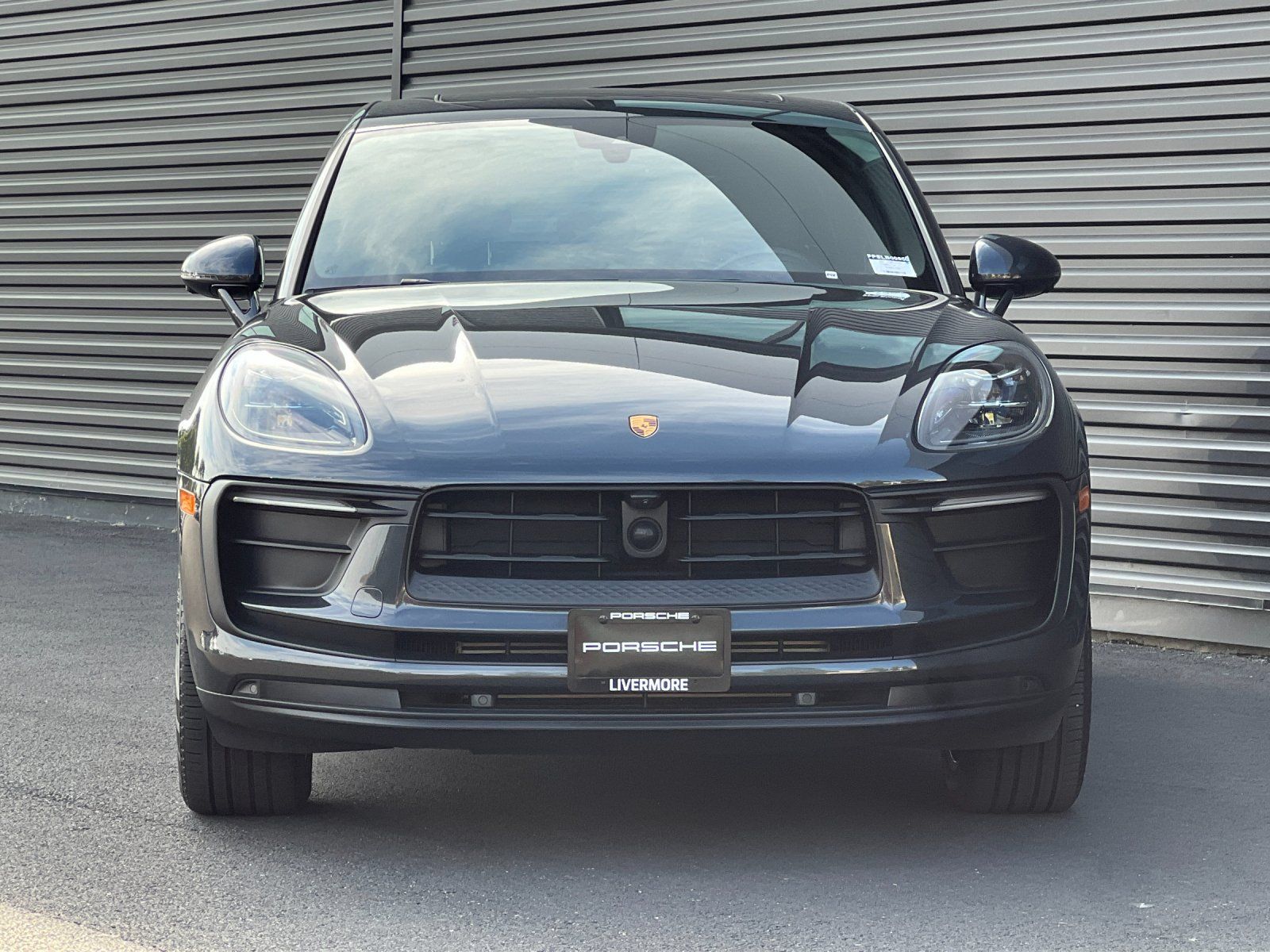 2025 Porsche Macan Base — full photo 11 of 28