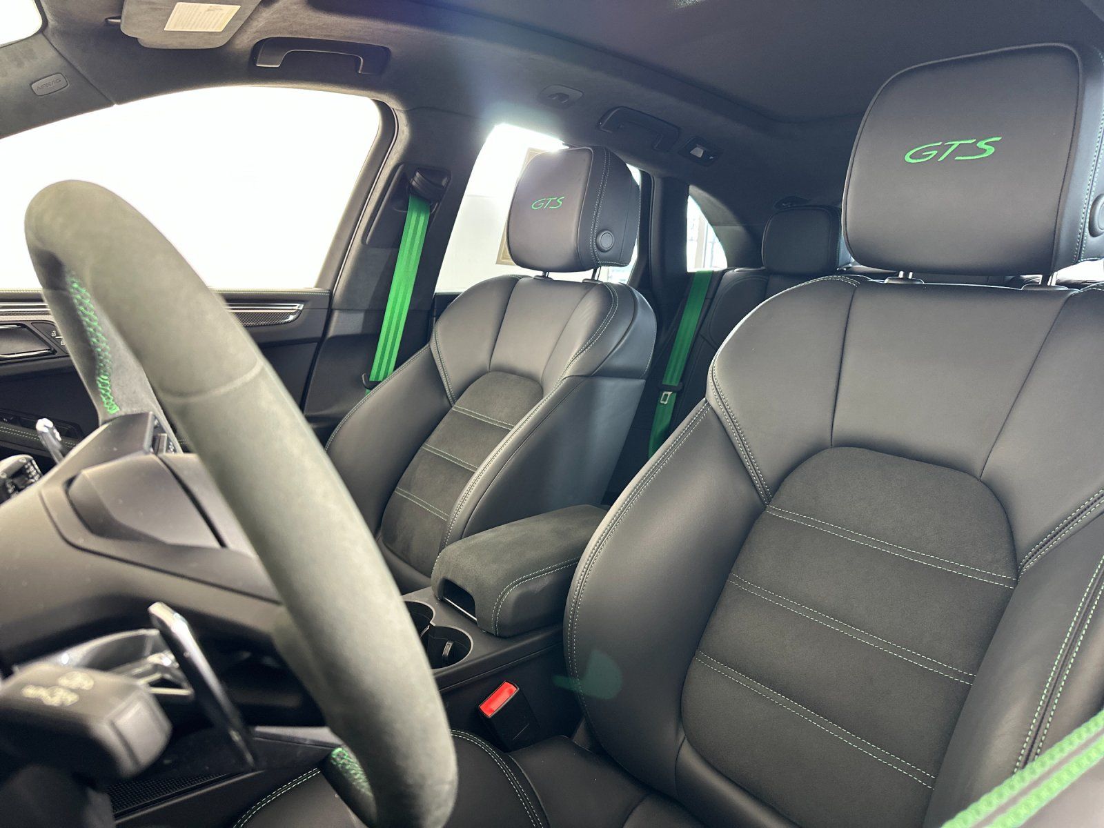 2026 Porsche Macan GTS — full photo 5 of 27
