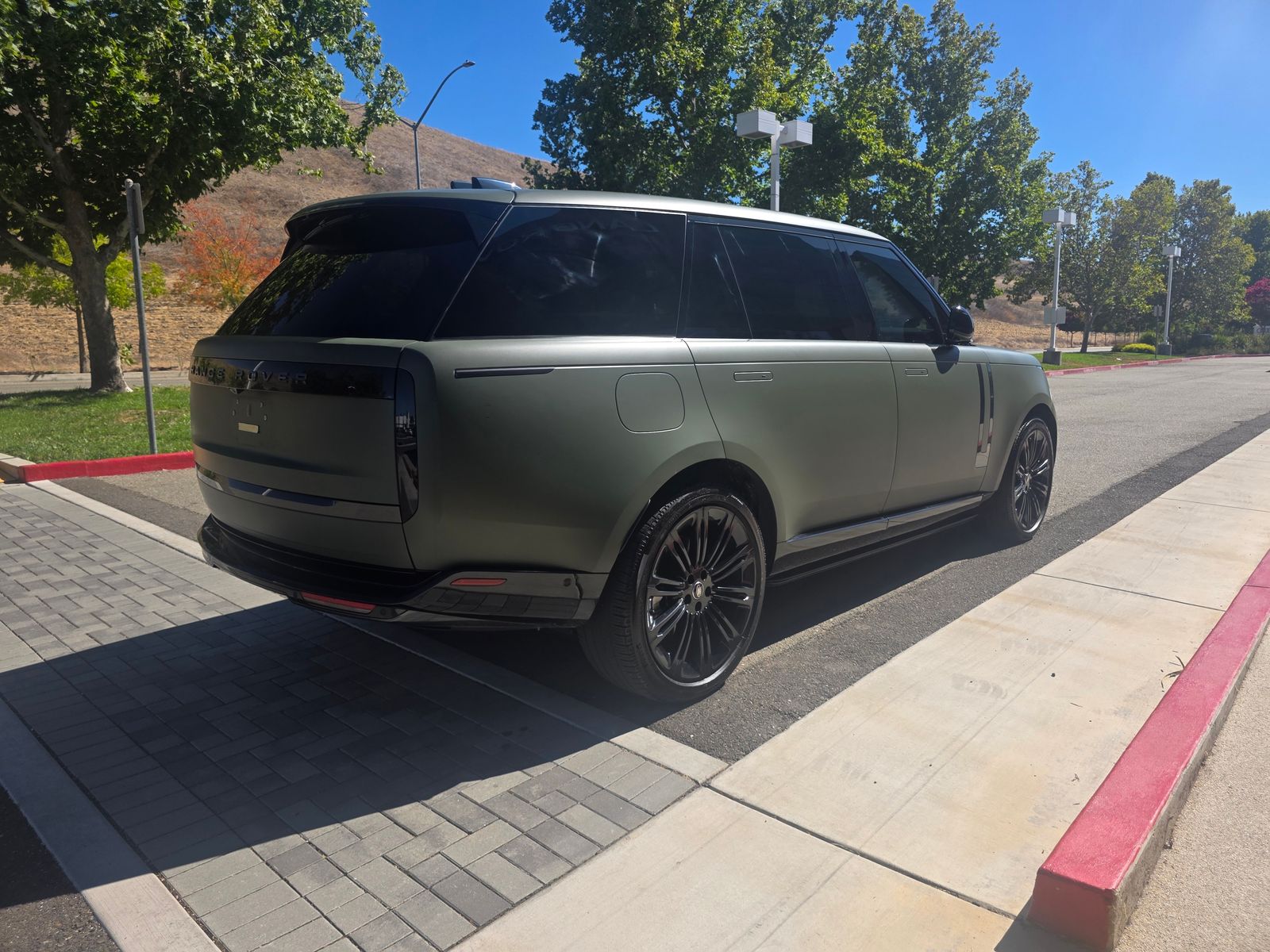 2025 Land Rover Range Rover SE — full photo 3 of 5