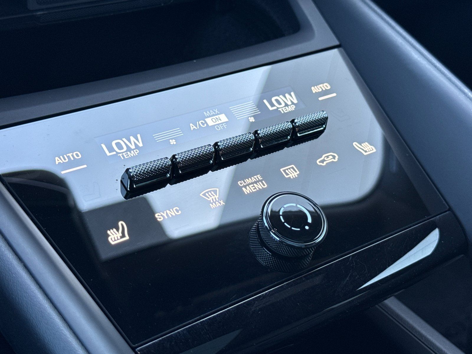 2025 Porsche Macan Electric 4 — full photo 20 of 28