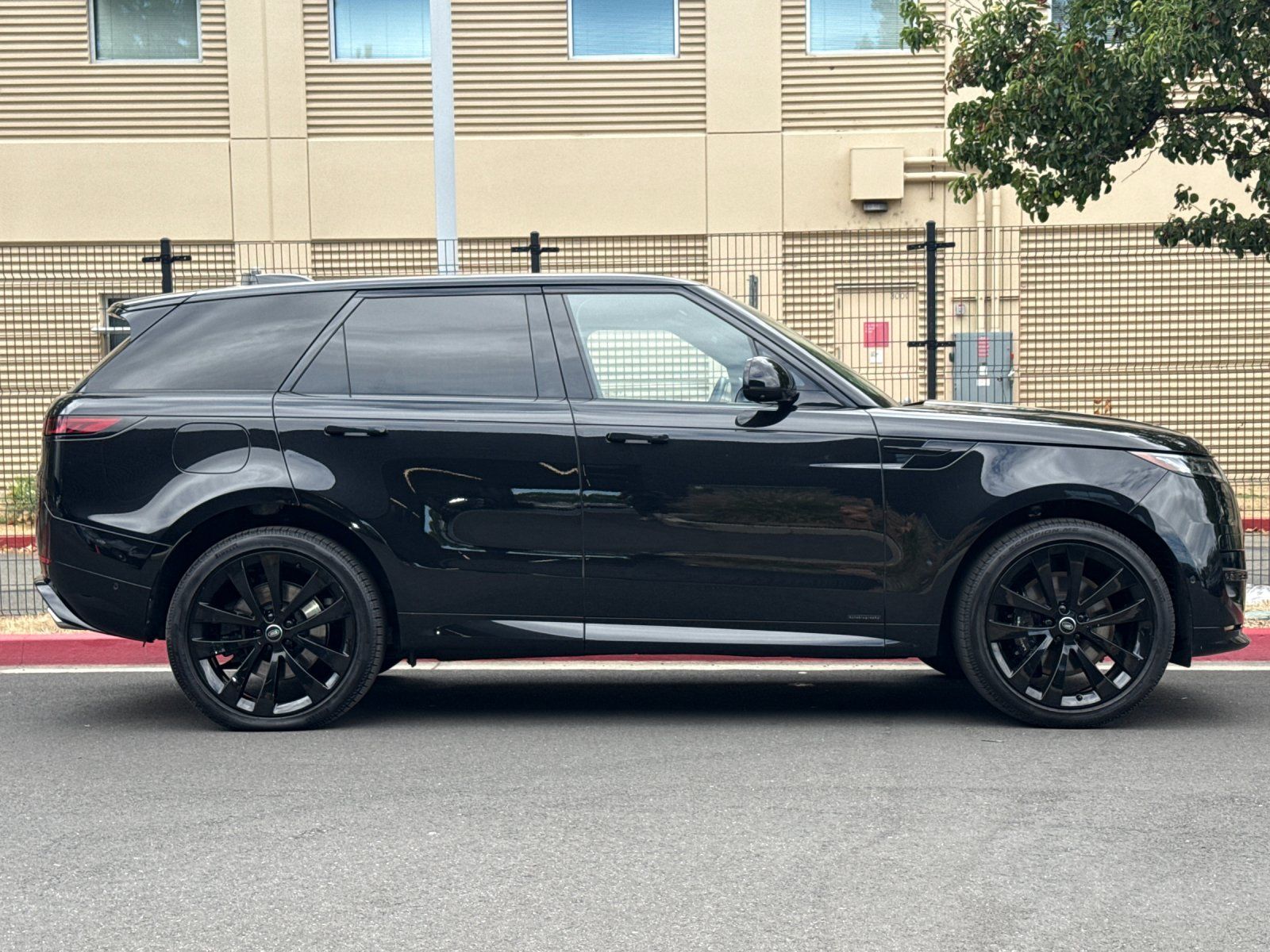 2025 Land Rover Range Rover Sport Autobiography — full photo 6 of 29